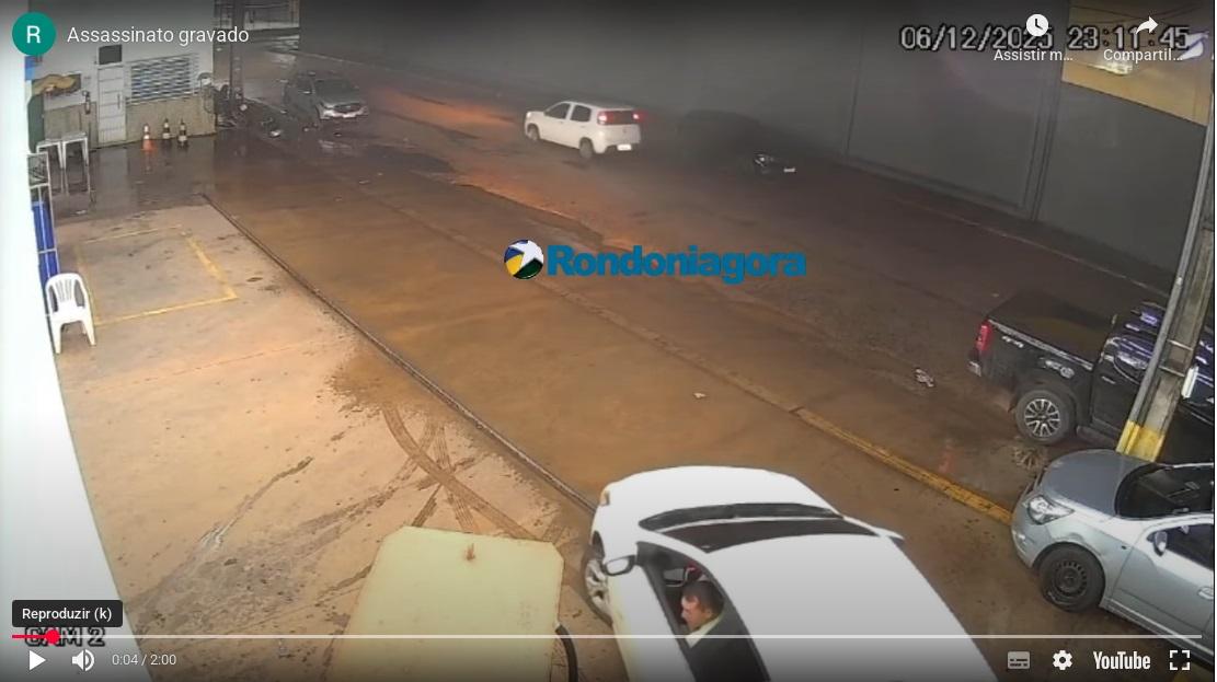 Câmera de segurança gravou ataque a tiros em frente a posto da zona Leste na capital; vítima morreu no João Paulo II