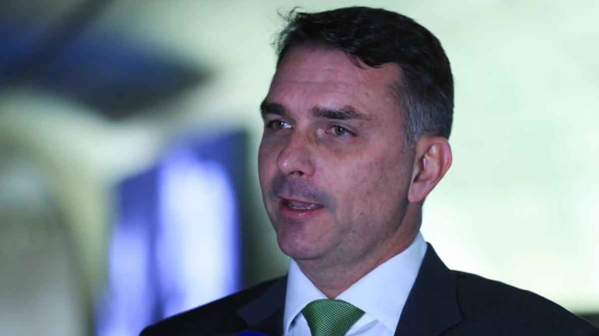 Flávio Bolsonaro inicia articulação para 2026 e pede anistia como primeiro gesto político