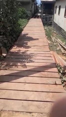 PARA ENFRENTAR O DESAFIO CONTÍNUO DAS ENCHENTES, PREFEITURA DE LÁBREA RECONSTRÓI TRAPICHES COMO PARTE DA NOVA INFRAESTRUTURA DA CIDADE (2025-28)