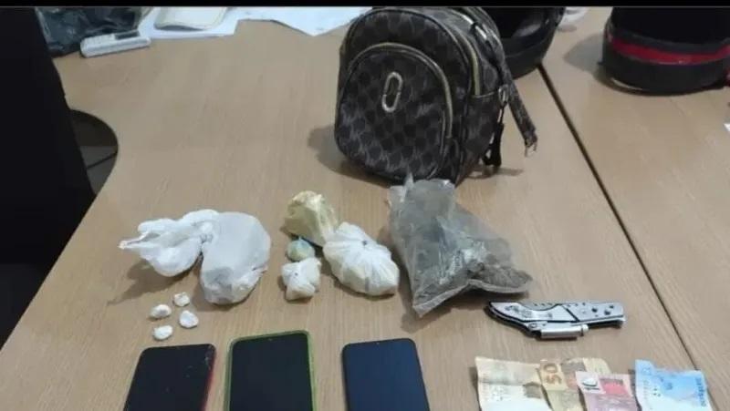 Rolim de Moura durante blitz “Lei Seca” PM prende mulher do CV com drogas e uma menor foi conduzida