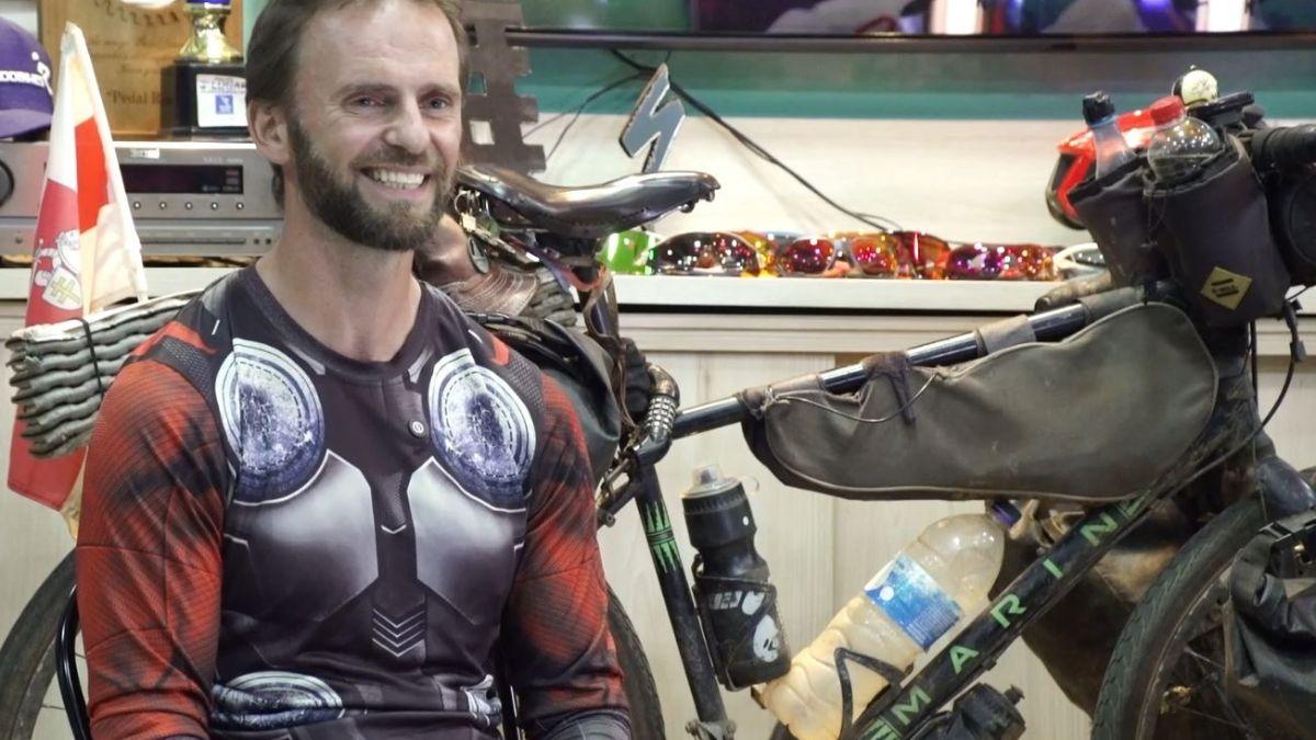 VÍDEO: Cicloviajante bielorrusso pedala pelo Brasil há quase cinco anos e chega a Rondônia após desafios na BR-319