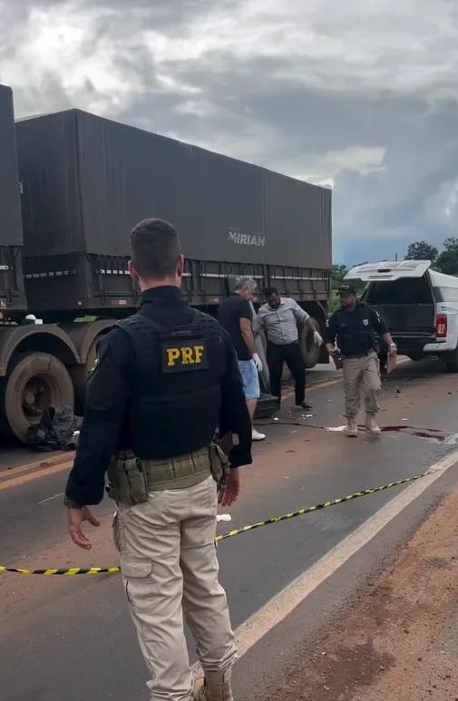 VÍDEO - Acidente envolvendo moto, carro e carreta deixa um morto na BR-364, em Cacoal