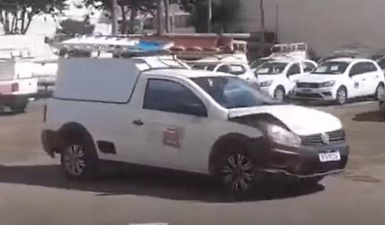 Após ser demitido, homem perde o controle e destrói carros de empresa; veja vídeo