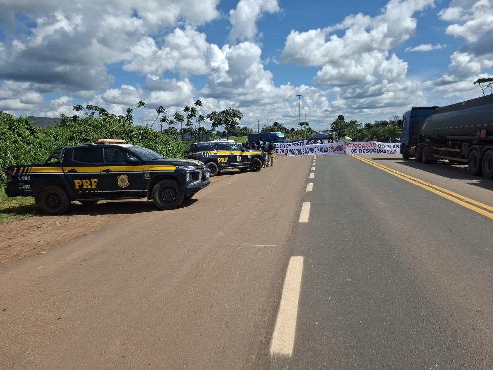 BR-364 é fechada pelo terceiro dia seguido na entrada de Cujubim