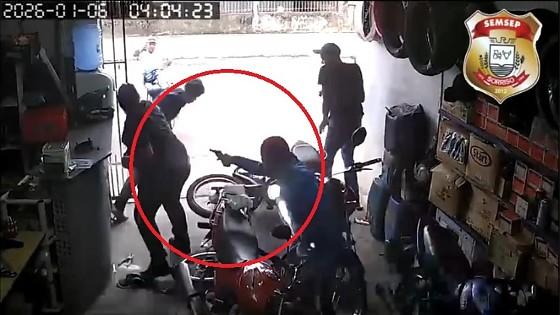 Vídeo mostra mecânico reagindo a assalto e sendo baleado em Sorriso