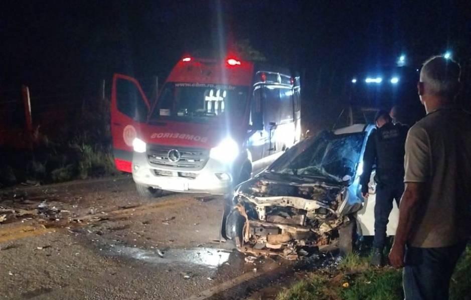 Acidente entre Strada e Corolla mata jovem de 20 anos e deixa três feridos graves