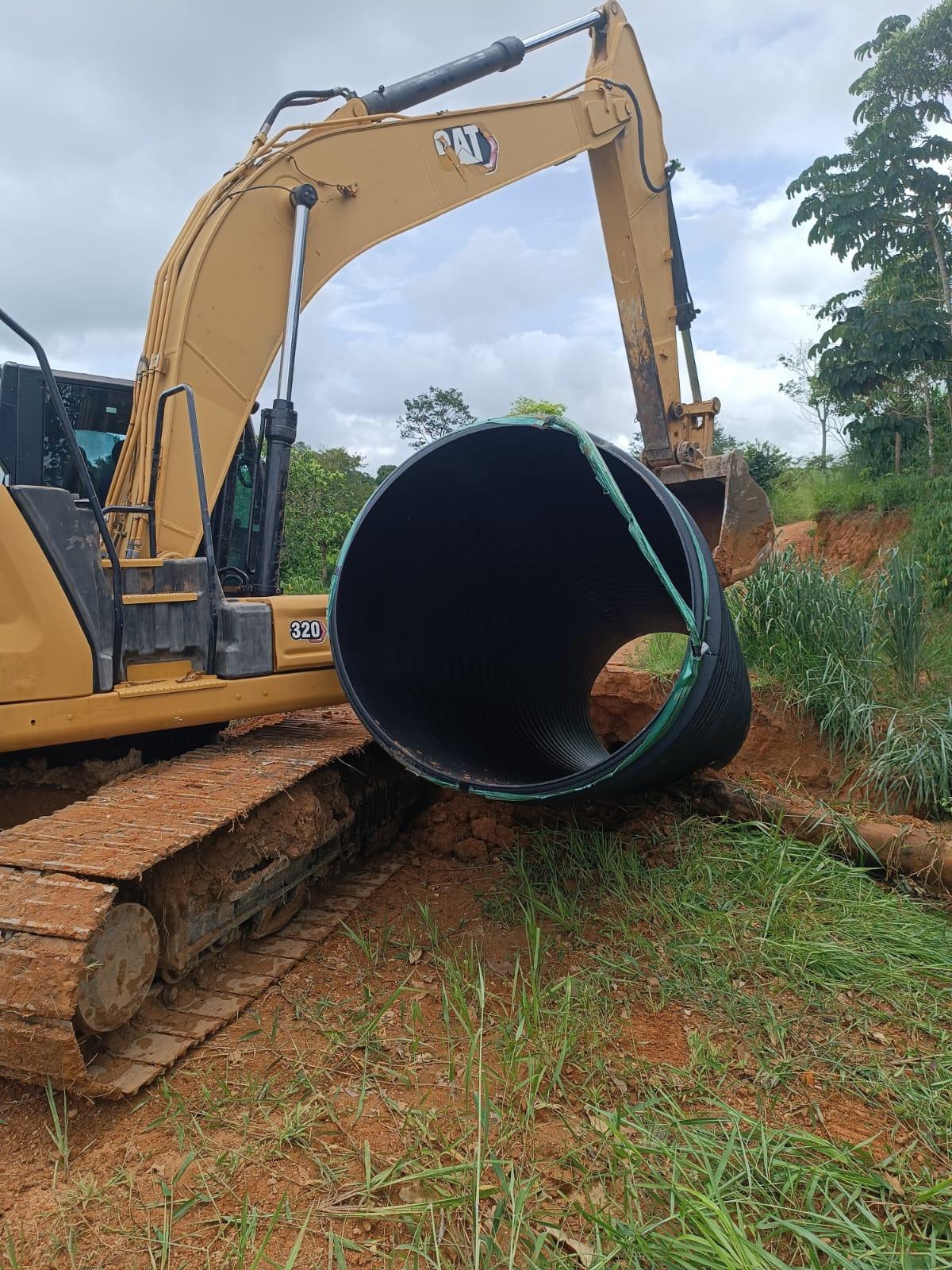 PREFEITURA MUNICIPAL DE NOVA BRASILÂNDIA DO OESTE E SECRETARIA MUNICIPAL DE OBRAS CONTINUAM TRABALHANDO NA ÁREA RURAL DO MUNICÍPIO PARA GARANTIR A TRAFEGABILIDADE