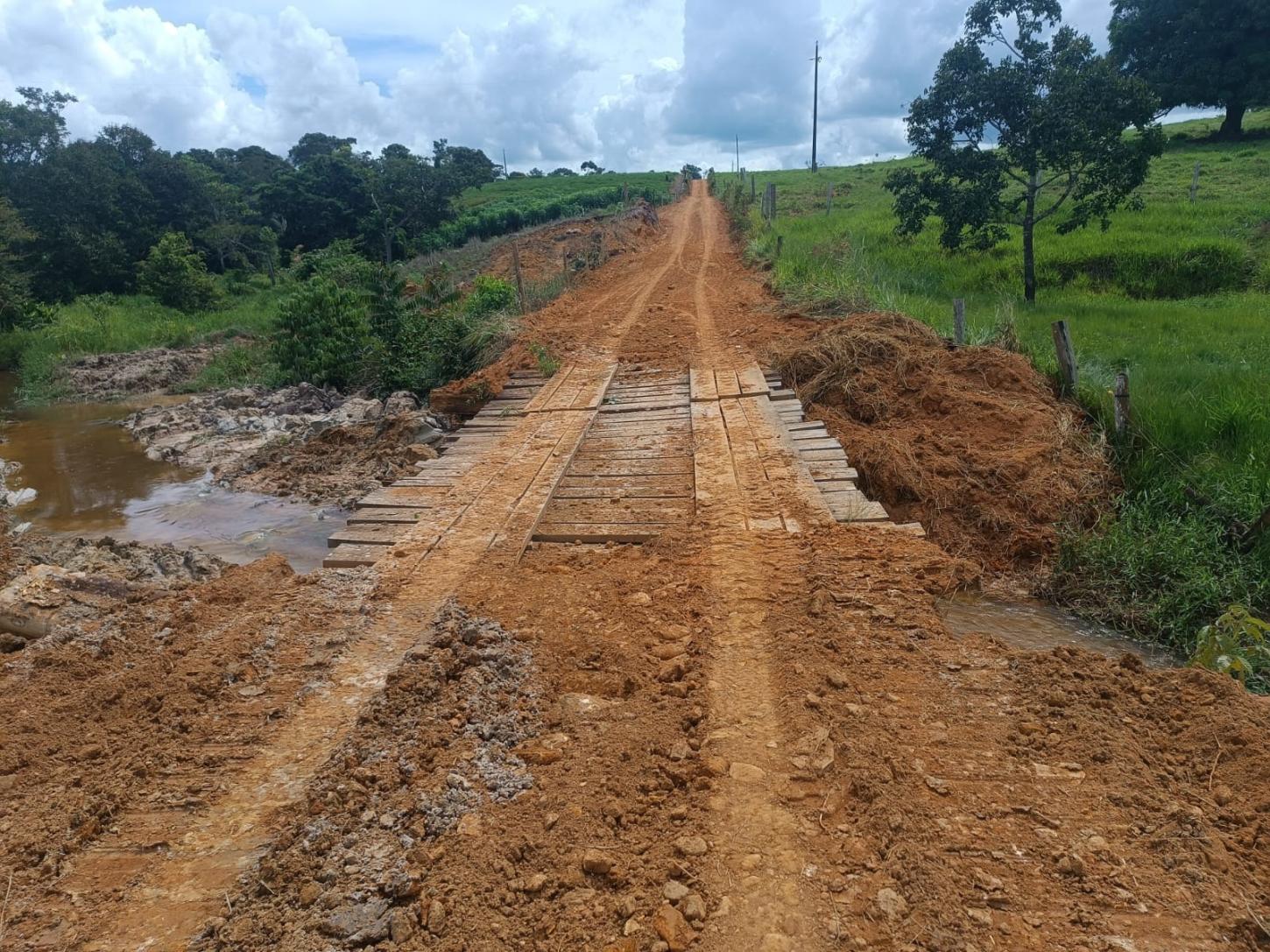 SECRETARIA DE OBRAS DE NOVA BRASILÂNDIA DO OESTE RECUPERA PONTE NA LINHA 17 NORTE