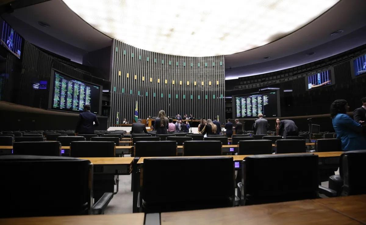 Fase final da janela partidária consolida tamanho do PL e perdas no União