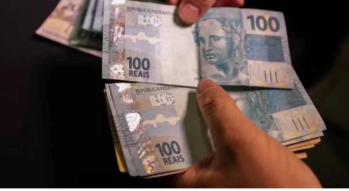 Maioria dos brasileiros afirma que renda atual é insuficiente para despesas