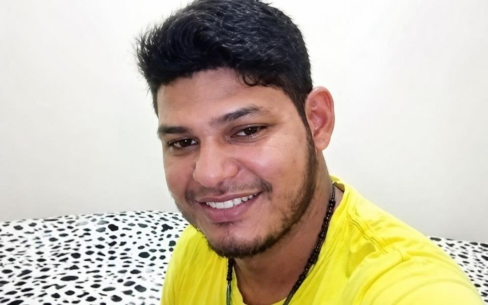 Homem de 39 anos, colide com poste e morre, em Cacoal, RO