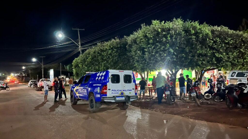 Homem é morto a facadas dentro de bar na presença da família, em Rolim de Moura, RO