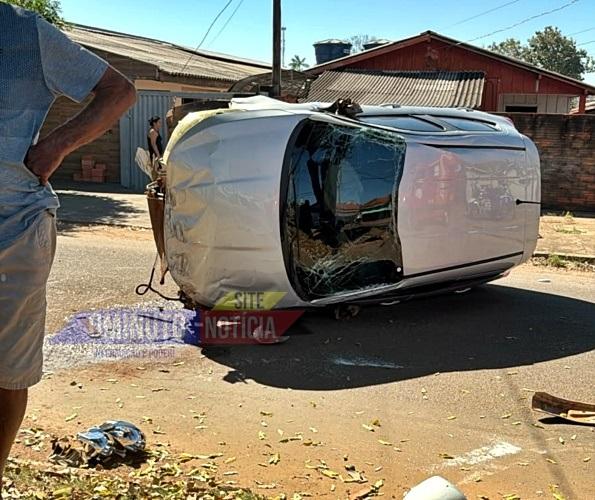 Carro conduzido por mulher grávida tomba após acidente em cruzamento de Cacoal, RO