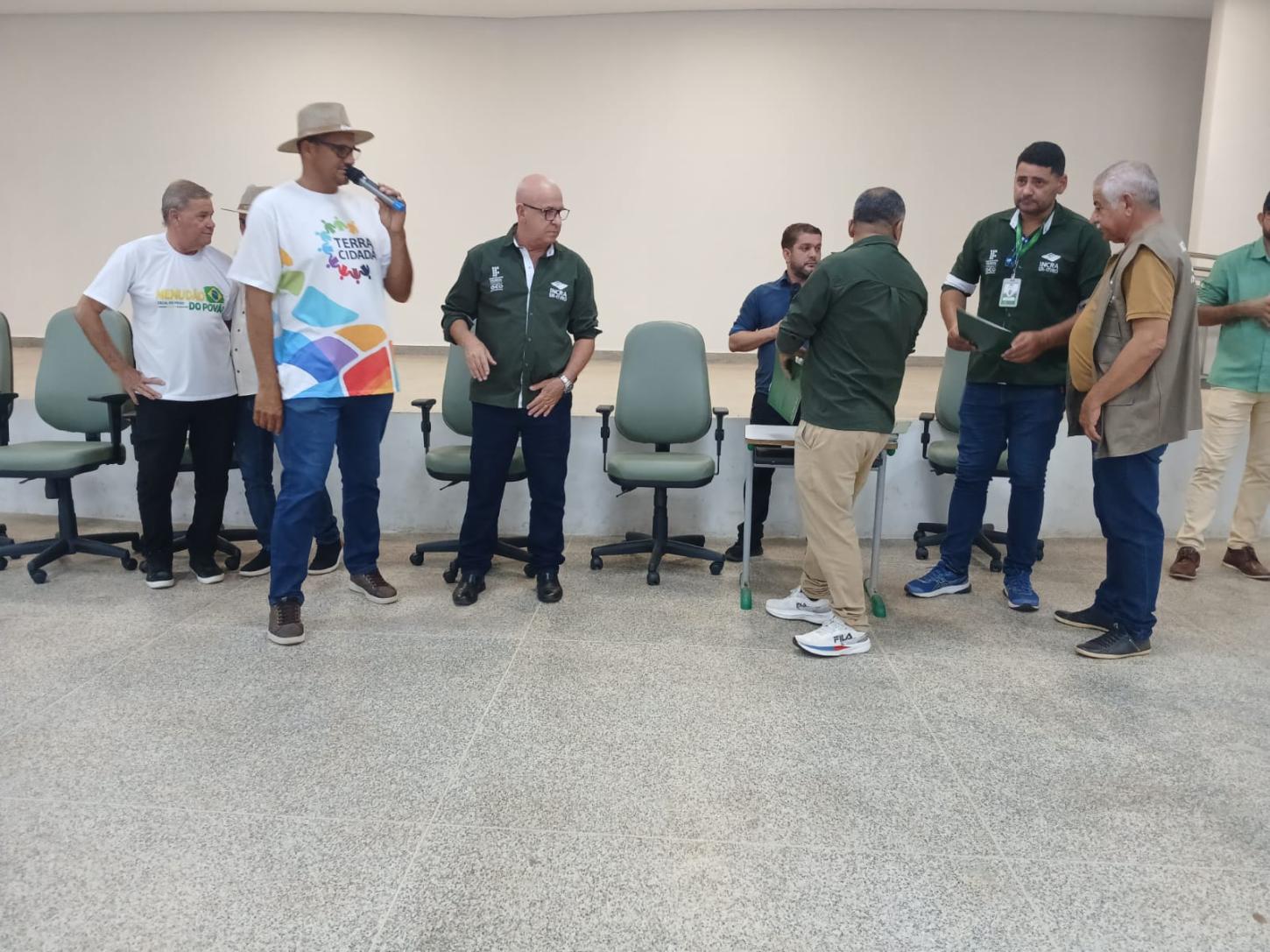 Prefeito Ginão da Saúde, secretário de Agricultura e vereador Menudão do Povão participaram da entrega dos títulos definitivos durante cerimônia realizada no auditório da SEMED