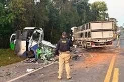 Acidente entre micro-ônibus e carreta deixa 23 mortos e cinco feridos no Paraná