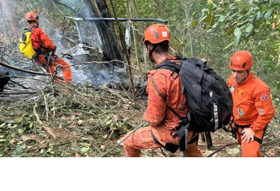 Helicóptero cai em área de mata no Rio e deixa ao menos 4 mortos