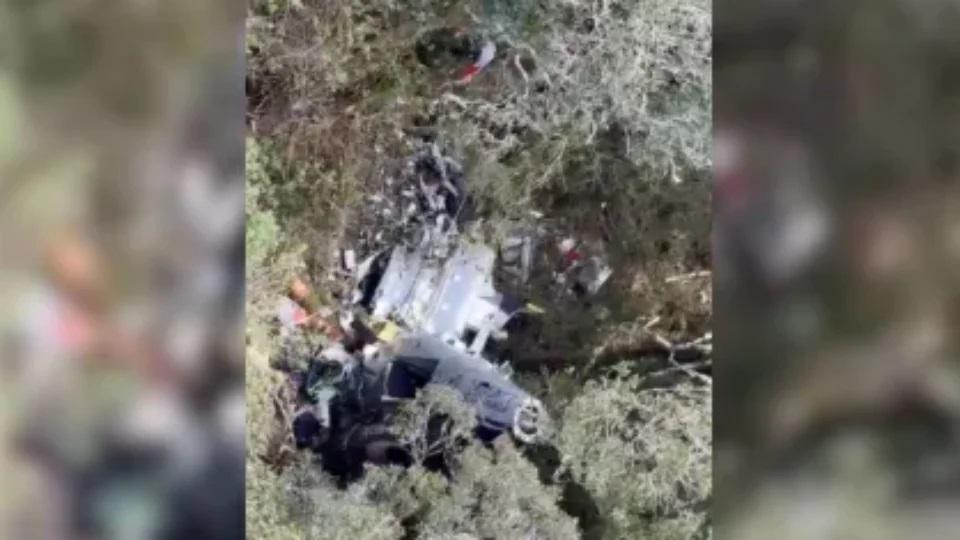 Corpos de vítimas de queda de helicóptero com Rick são retirados com cordas em SC
