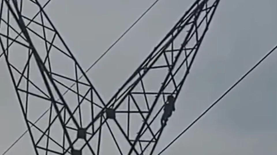Criança de 5 anos é resgatada do alto de torre em Ariquemes
