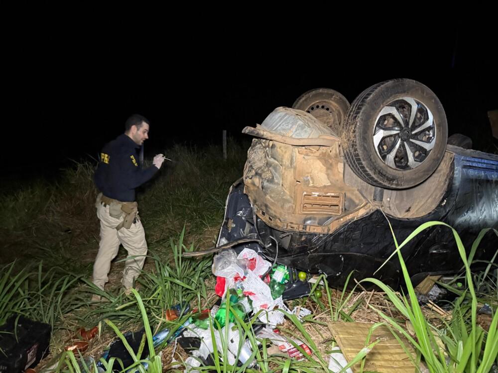 Jaru: carro capota na BR-364, próximo à Curva da Morte, e deixa mulher morta e três feridos
