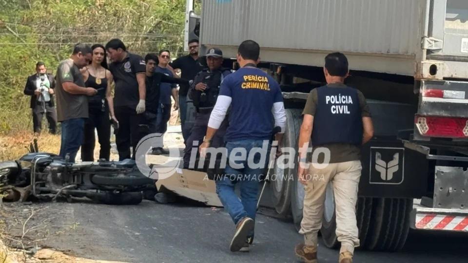 VÍDEO FORTE: Motociclista morre após ter a cabeça esmagada ao tentar ultrapassar carreta no Distrito Industrial 2