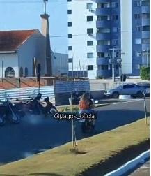 VÍDEO – IMPRUDÊNCIA NO TRÂNSITO MULHER É FLAGRADA PILOTANDO MOTO SEM CAPACETE E NA CONTAMÃO DE AVENIDA EM CACOAL