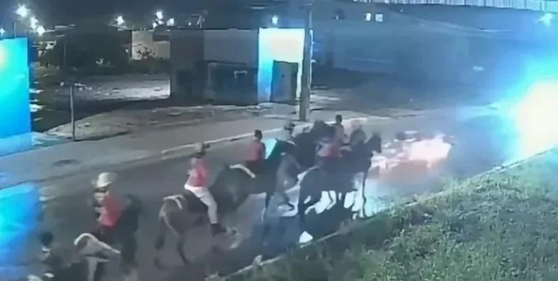 Vídeo: motociclista tenta desviar de homens a cavalo, cai e morre após bater em carro, em Porto Velho