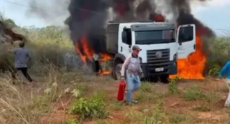Caminhão da Prefeitura de Nova Brasilândia do Oeste pega fogo após atingir rede elétrica no cemitério municipal
