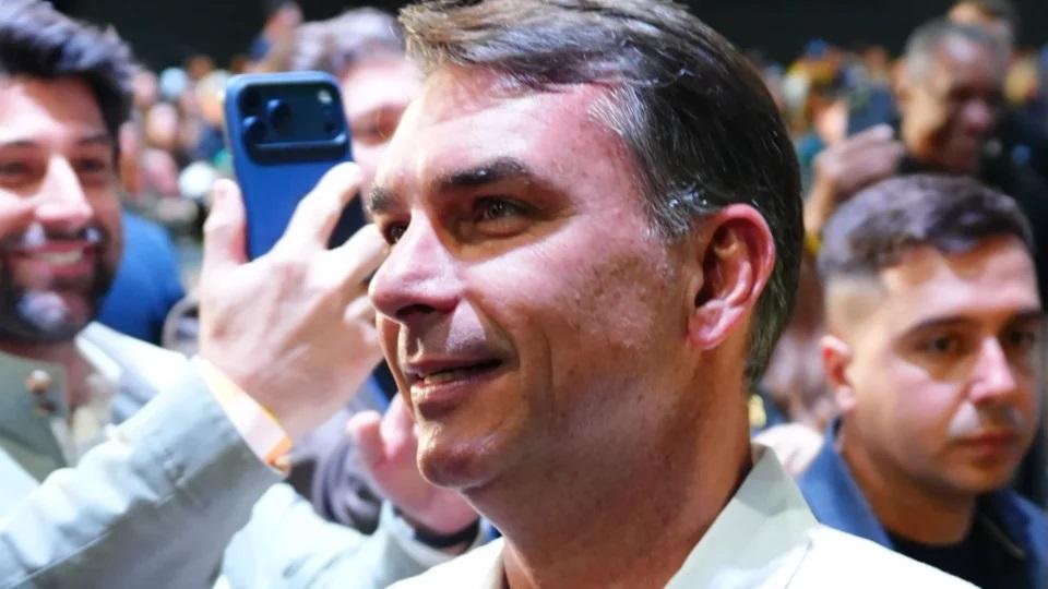 Flávio topa quebrar sigilo bancário e telefônico, mas exige que Lula libere cartão corporativo de Janja