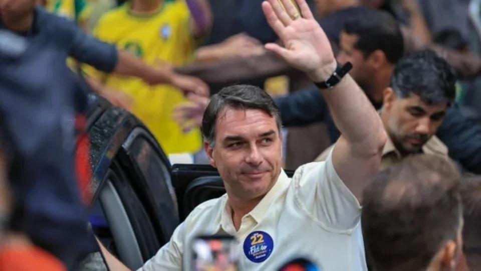 PF investiga possível fuga de Flávio Bolsonaro do Brasil rumo aos Estados Unidos