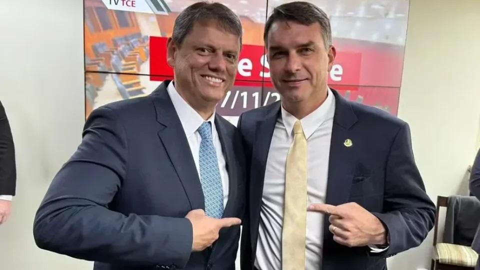 Tarcísio contraria Flávio Bolsonaro e defende respeito ao resultado das urnas