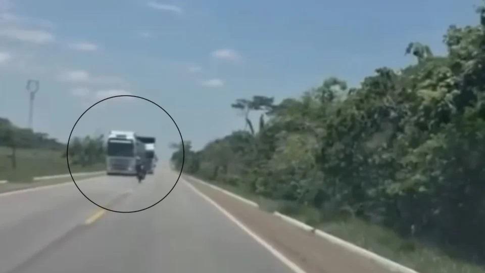 VEJA: câmera registra acidente fatal entre motociclista e caminhão boiadeiro em Rondônia