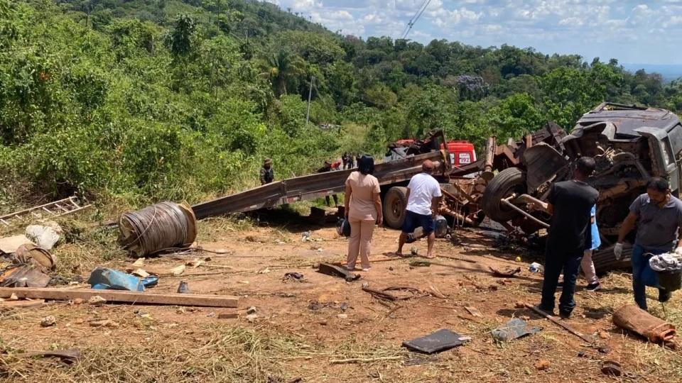 VEJA O VÍDEO: Caminhão perde controle em serra e deixa dois mortos e dois feridos