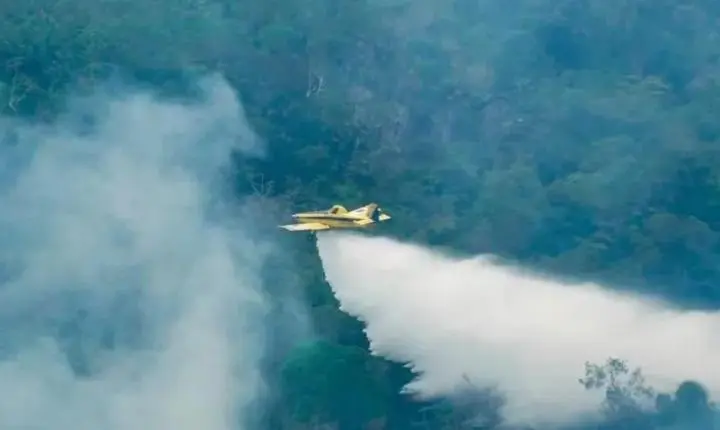 Aviões do Ibama lançam mais de 10 mil litros de água para combater incêndios no Amazonas