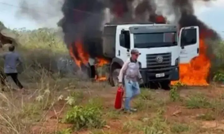 Caminhão da Prefeitura de Nova Brasilândia do Oeste pega fogo após atingir rede elétrica no cemitério municipal