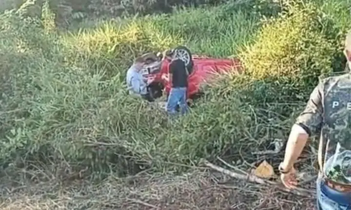 Cinco pessoas morrem em colisão frontal entre carro e bitrem na BR-364, em Porto Velho