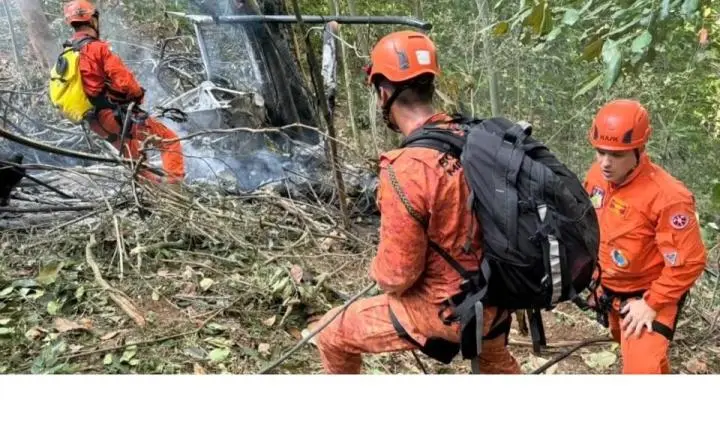 Helicóptero cai em área de mata no Rio e deixa ao menos 4 mortos