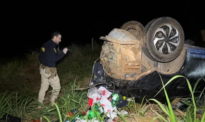 Jaru: carro capota na BR-364, próximo à Curva da Morte, e deixa mulher morta e três feridos