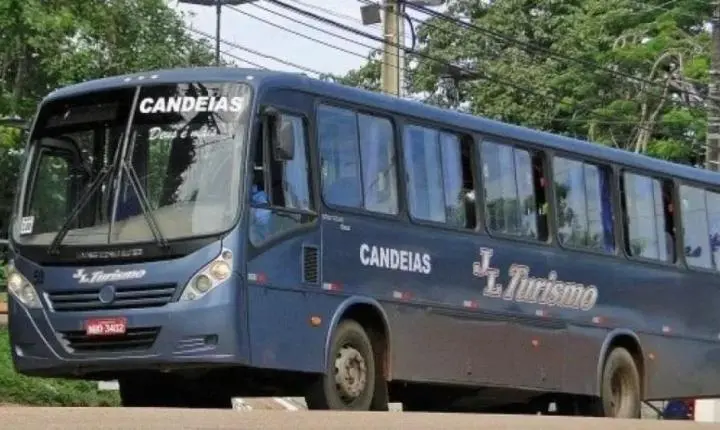 Ônibus lotados e passageiros no chão expõem precariedade do transporte coletivo em Candeias do Jamari