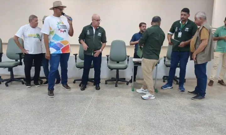 Prefeito Ginão da Saúde, secretário de Agricultura e vereador Menudão do Povão participaram da entrega dos títulos definitivos durante cerimônia realizada no auditório da SEMED