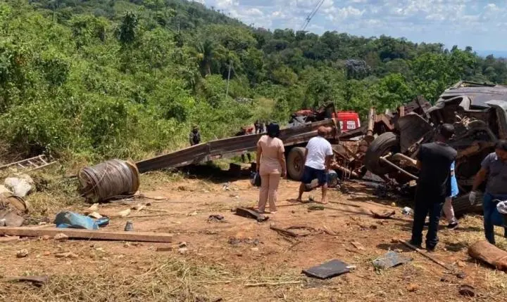 VEJA O VÍDEO: Caminhão perde controle em serra e deixa dois mortos e dois feridos