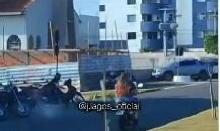 VÍDEO – IMPRUDÊNCIA NO TRÂNSITO MULHER É FLAGRADA PILOTANDO MOTO SEM CAPACETE E NA CONTAMÃO DE AVENIDA EM CACOAL