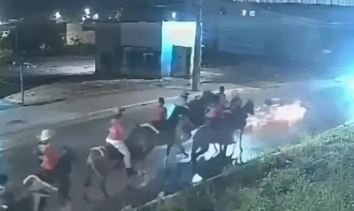 Vídeo: motociclista tenta desviar de homens a cavalo, cai e morre após bater em carro, em Porto Velho